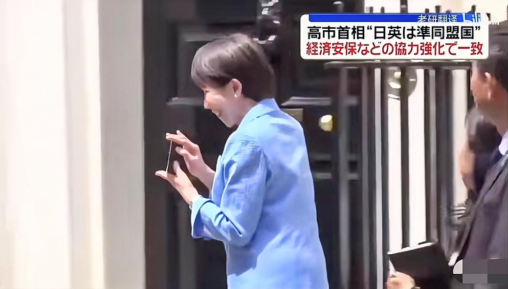 日本首相这举动真是让人摸不着头脑。拿着照片一路微笑不停，连日本记者都一脸懵。就像