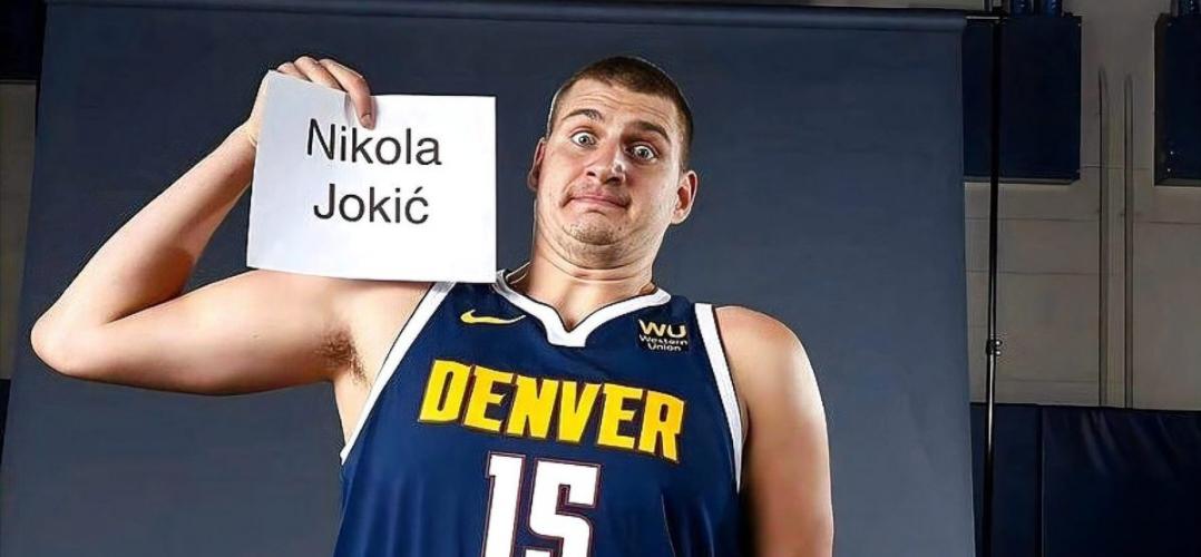 三届MVP竟被锁死？戈贝尔季后赛化身约基奇“氪石”。
在2025-26赛季NBA