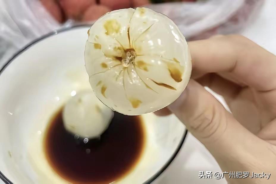 人是要在多么无聊的状态下才会尝试荔枝蘸酱油？别说，味道还很上头