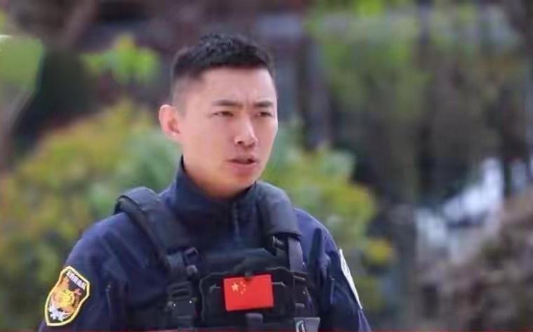 3米，两枪，防弹衣冒烟！这哥们儿愣是没退半步！

央视刚抖出2017年昆明酒店劫