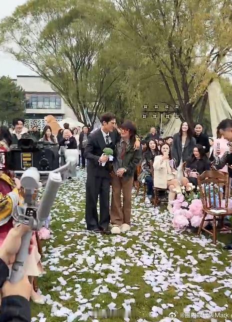 黄子韬徐艺洋婚礼姜潮抢到了黄子韬的西兰花  黄子韬婚礼的 “西兰花手捧花” 名场