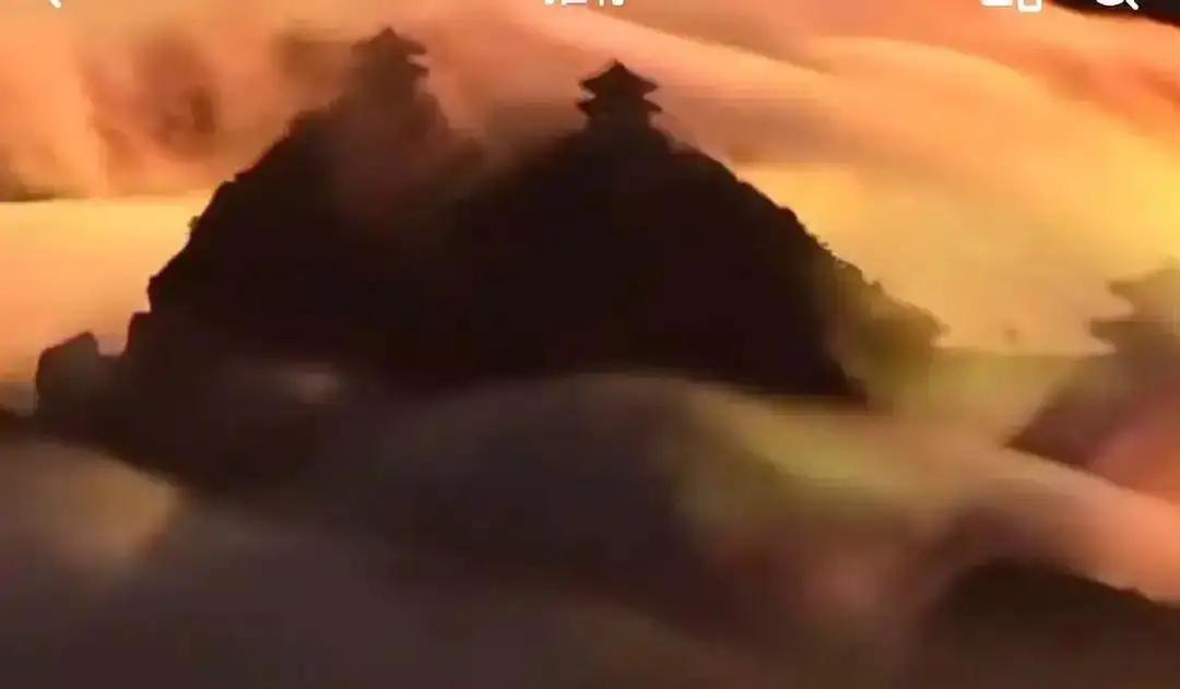 雪后老君山，霞光万丈，这一幕仿佛自然用最宏伟的画笔，为我们描绘出一幅令人心醉的画