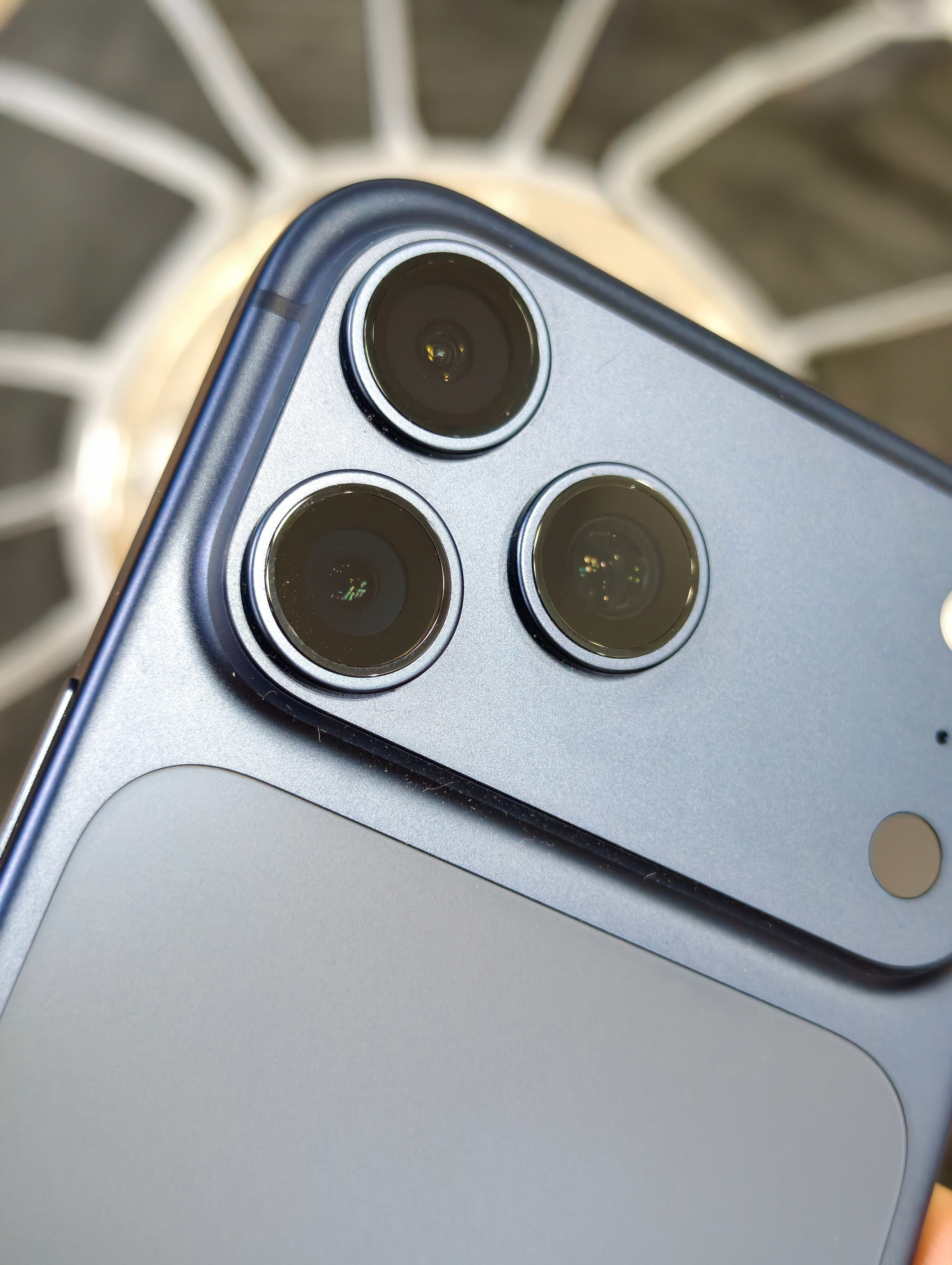 从去年开售到上个月的月底，iPhone 17的系列销量已经突破3148万台的数据