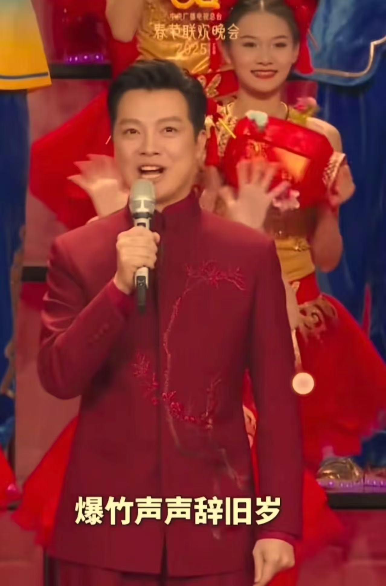 “过年抬杠的来了！”女子吐槽禁放烟花后年味全无：电视上还播放“爆竹声声辞旧岁”，