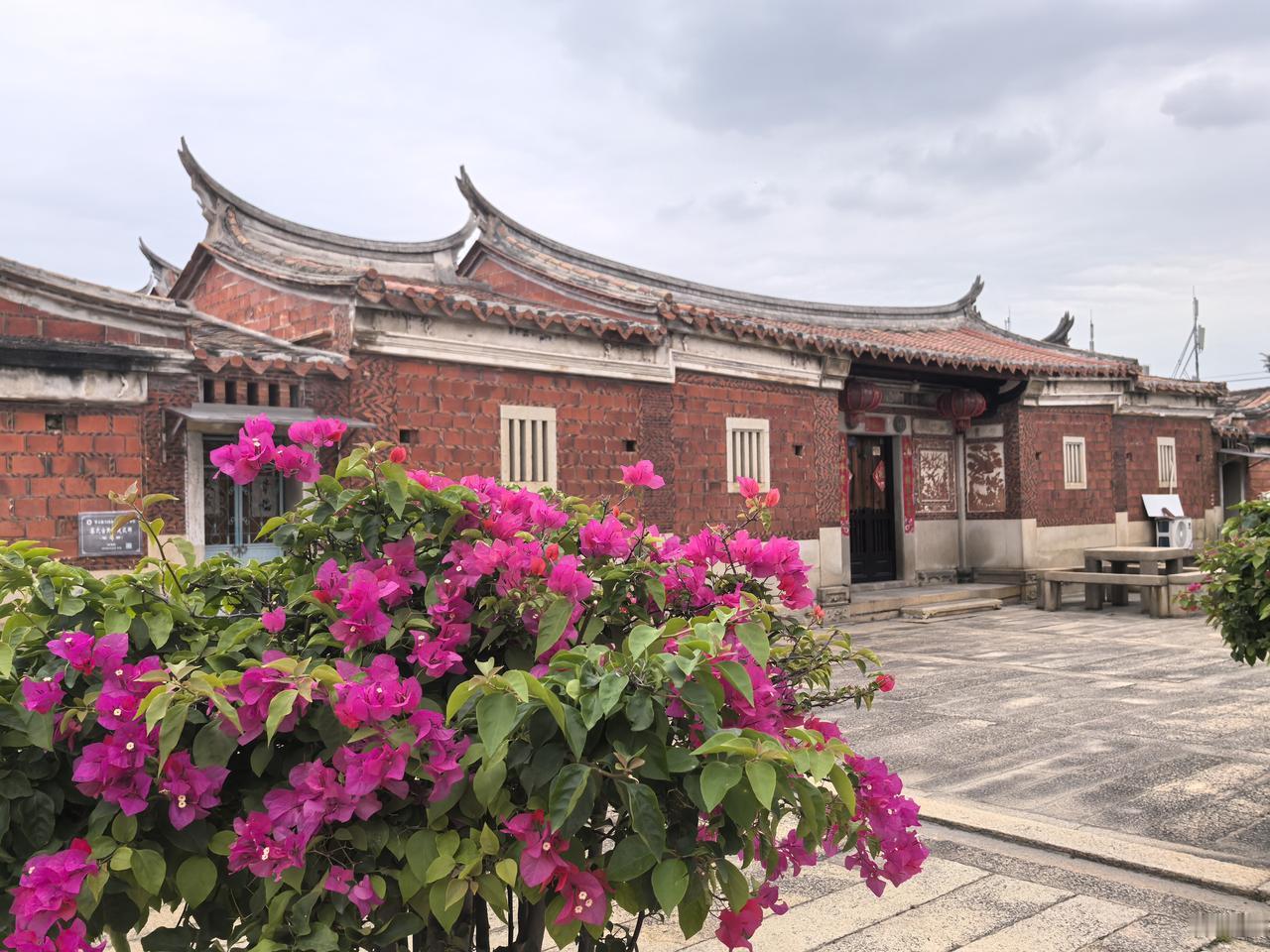 泉州南安蔡氏古民居，这是清末旅菲华侨蔡启昌、蔡资深父子历四十余载而建成。高翘的燕