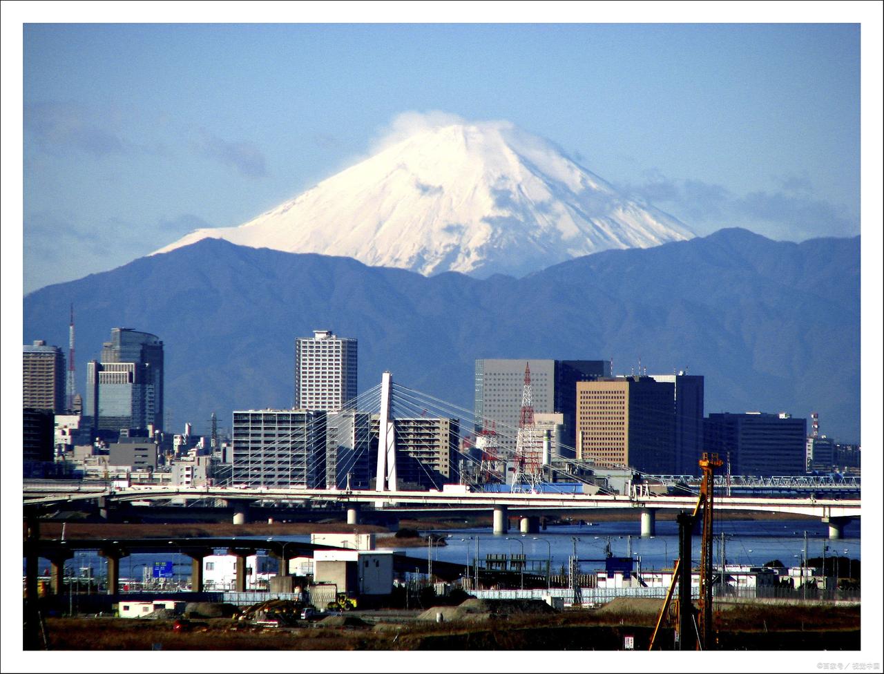 日民众呼吁政府向中国道歉释放何信号。分析点评：释放的信号就是，虽然中日之间关系越