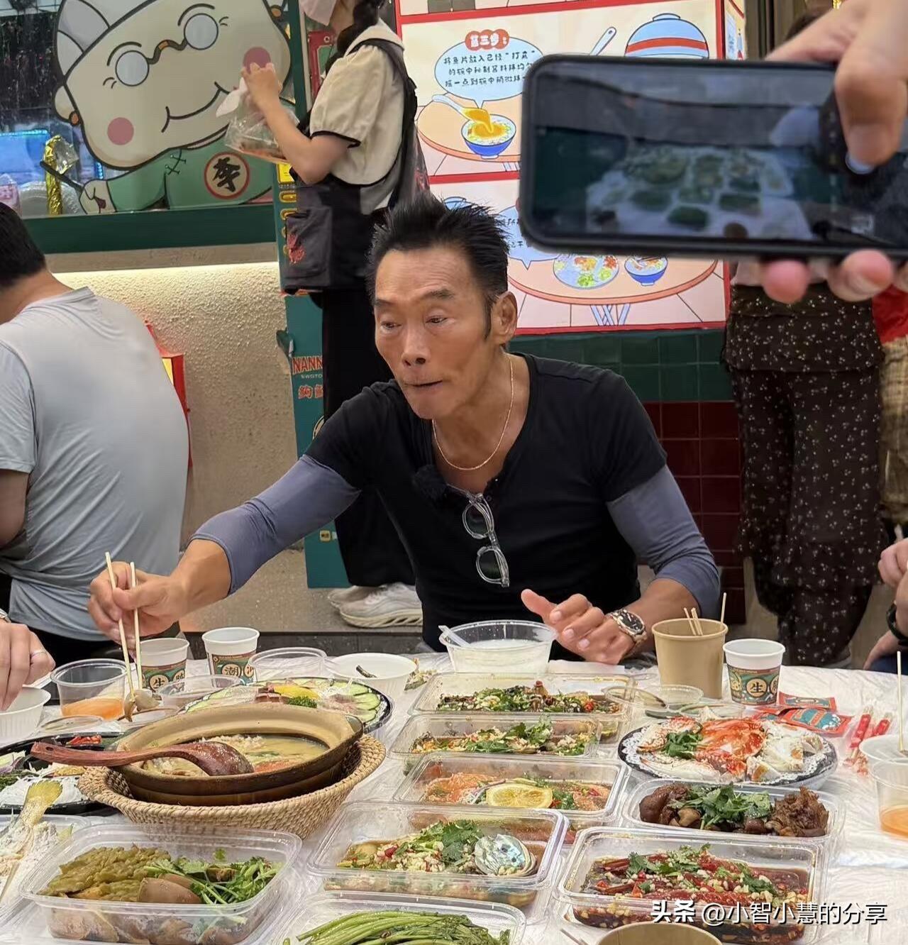这可是当时的男神啊，如今都老的认不出了，又瘦又黑的，瘦的脱相了，如果能认出他的，