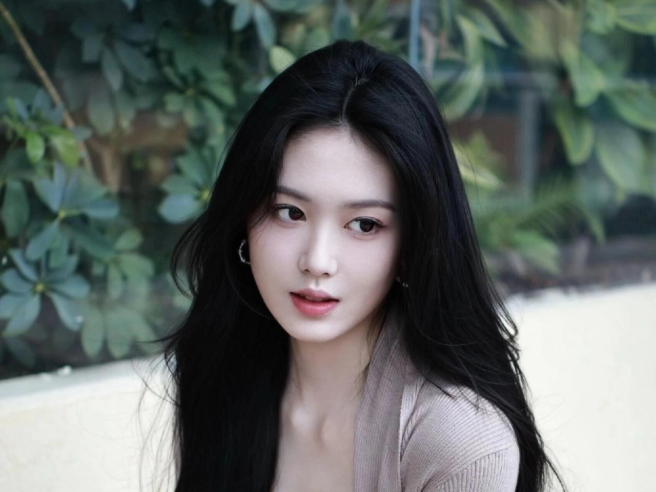 《临江仙·风动春衫》
 
软风斜掠梢头叶，鬓丝轻触春衫。浅棕襟角落微寒，玉珰明似