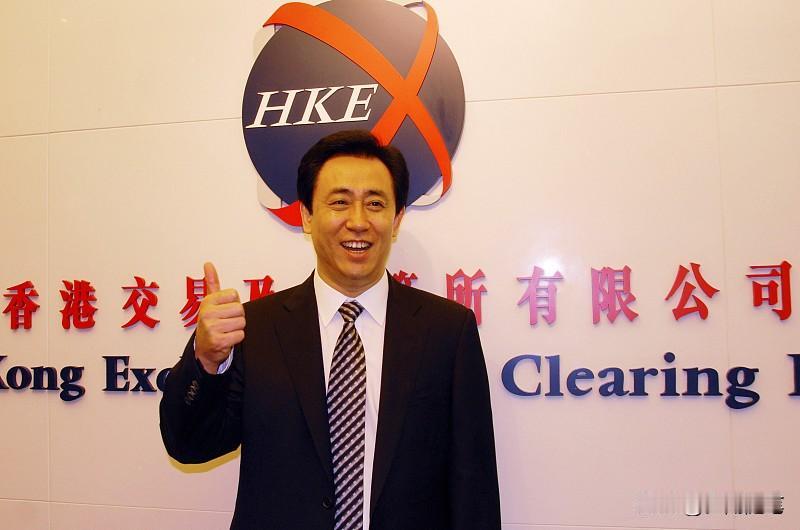 8 月 20 号深圳中院宣判，许家印被判无期还没收全部财产。一审画面里他头发眉毛