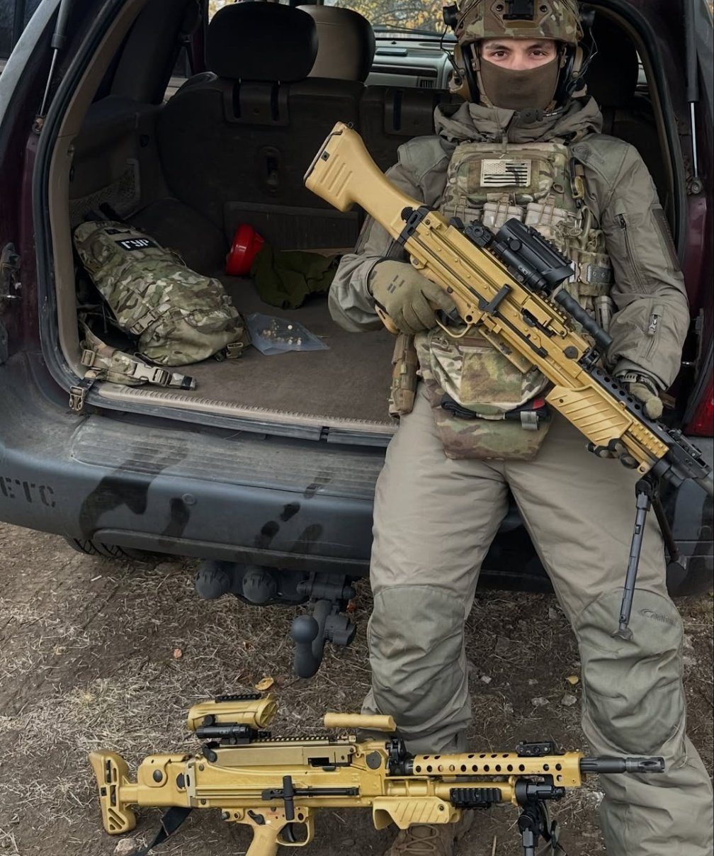 乌克兰武装部队成员展示他们装备的MG4和MG5机枪烽火问鼎计划 ​​​