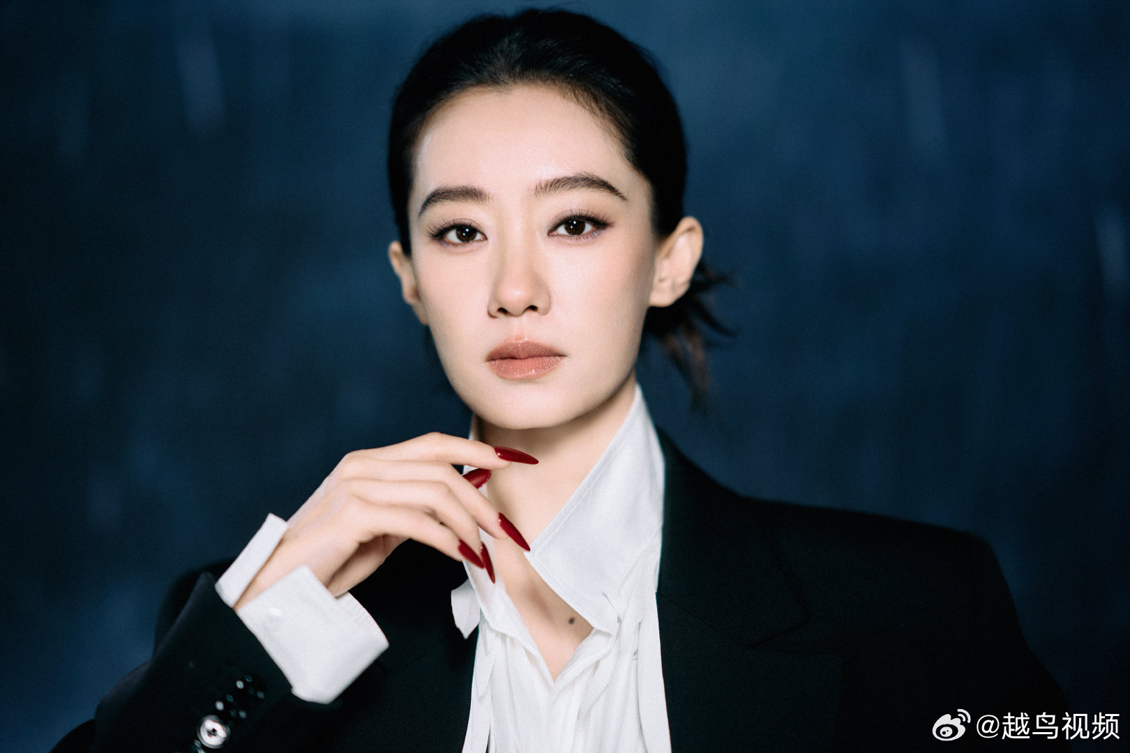 张小斐帅成啥了 别人红毯主打美，张小斐直接主打一个帅！撑伞那一瞬间气场直接狠狠拿
