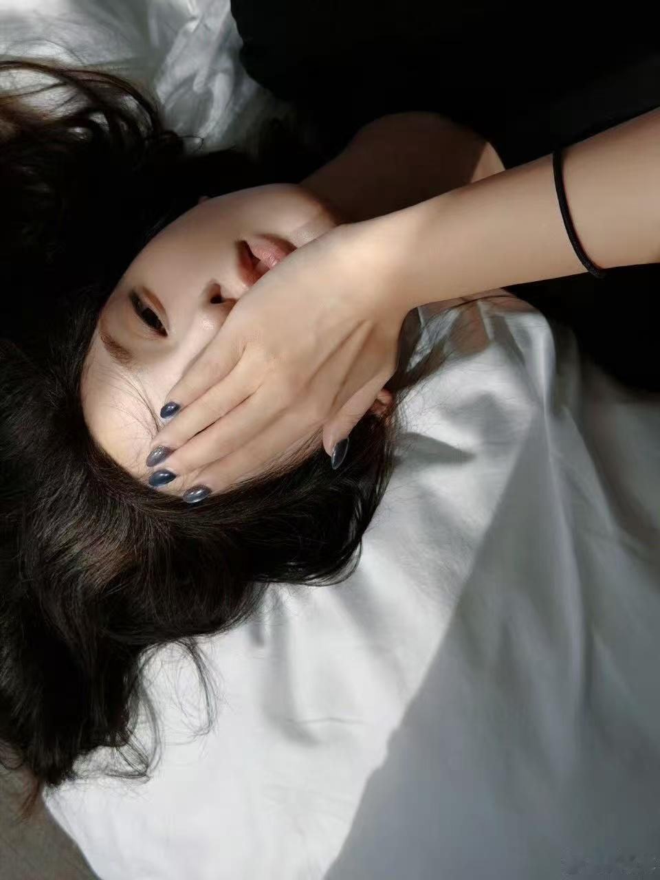 彭小苒白开水妆 彭小苒以极具呼吸感的妆容亮相，通透底妆精准呈现原生五官优势。简约