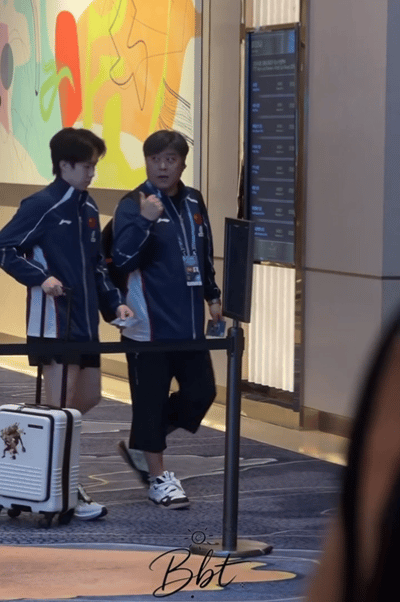 3.31日，王楚钦赛后回到酒店休息，看到周围的人心里暖暖的。

澳门世界杯王楚钦