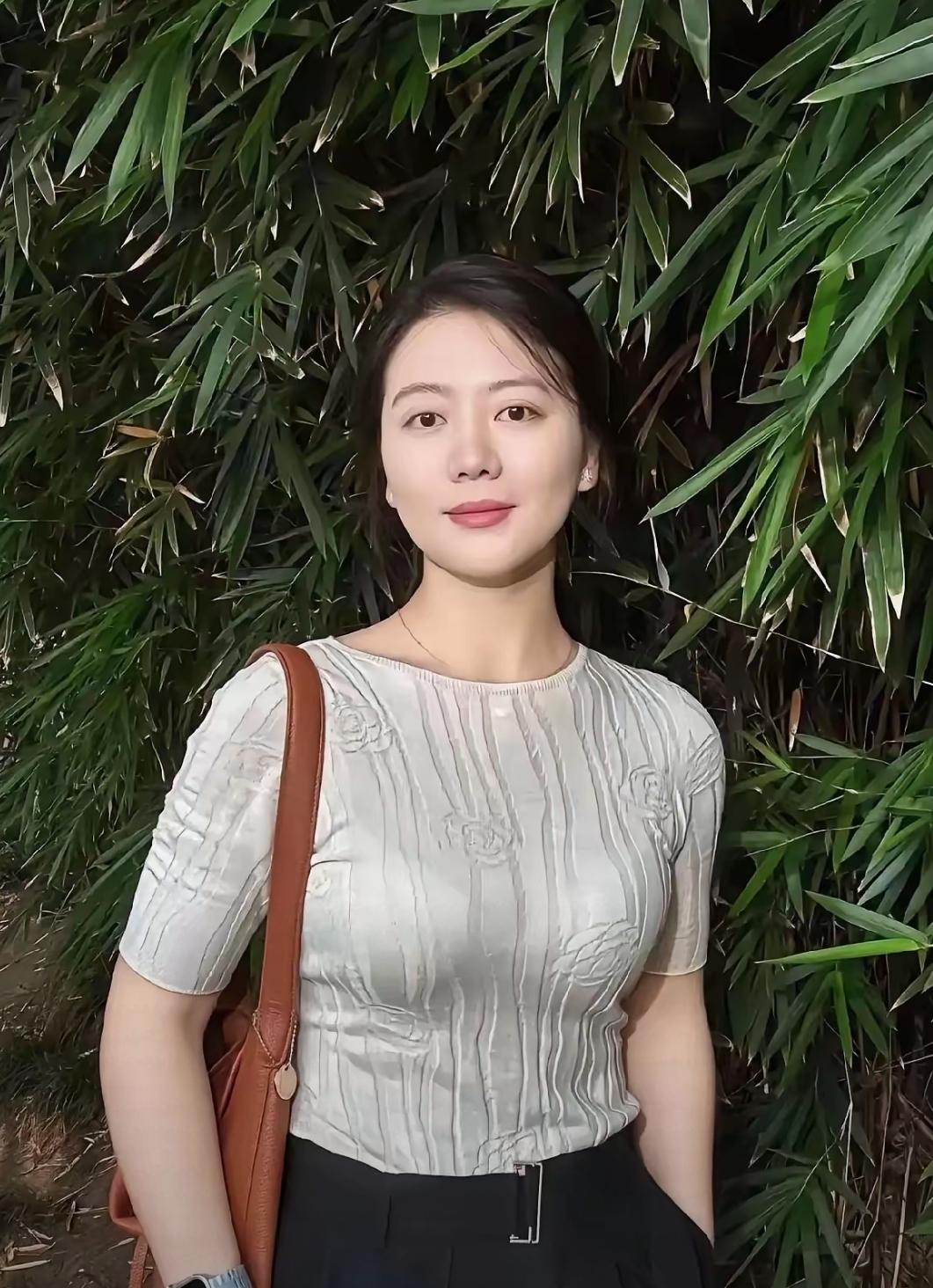 闺蜜今年32岁，在事业单位上班，长相清秀，至今未婚。她给自己定下择偶标准：另一半