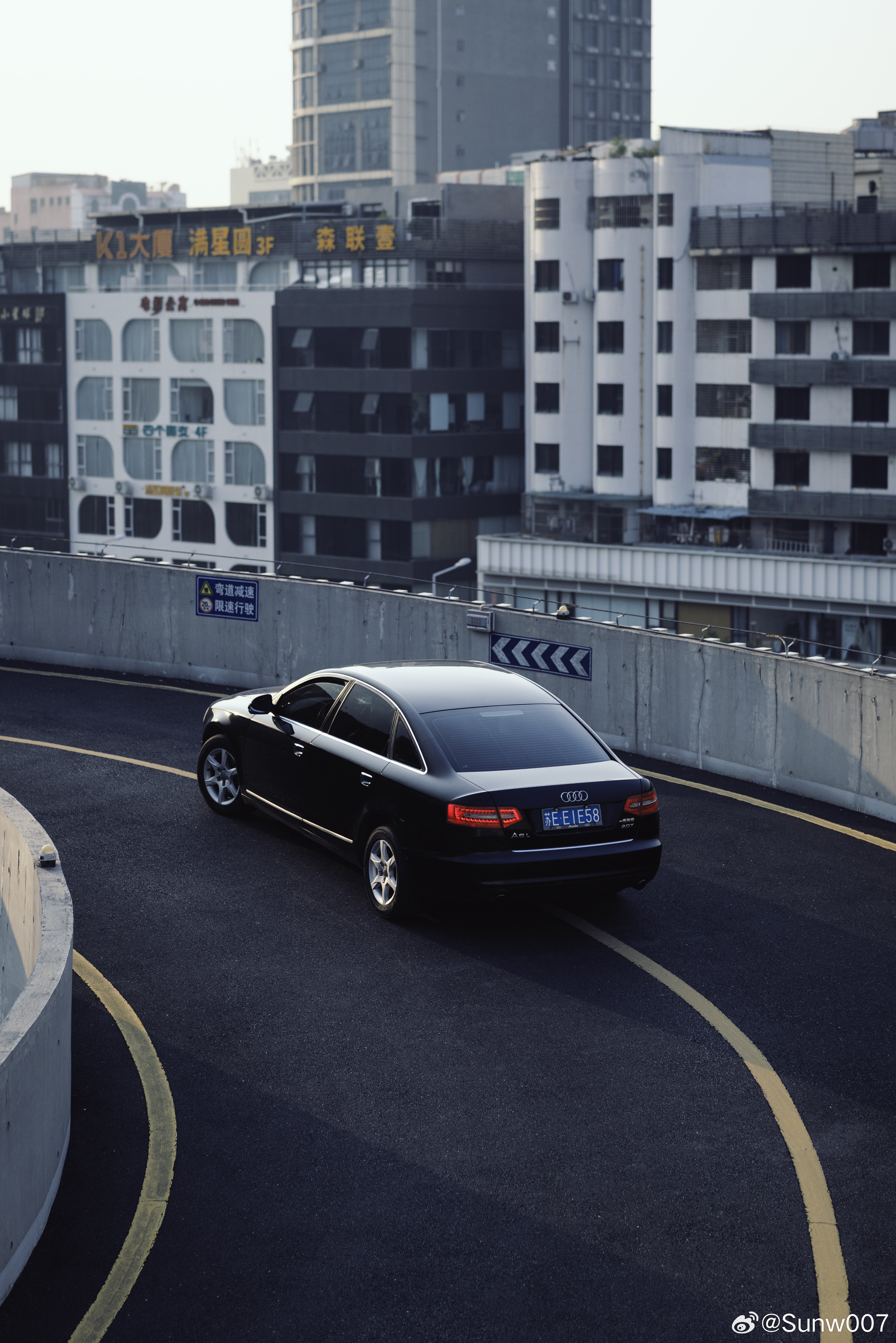 虽然我有丰田滤镜，但不得不承认C6是比12代皇冠更加优秀的选择。 