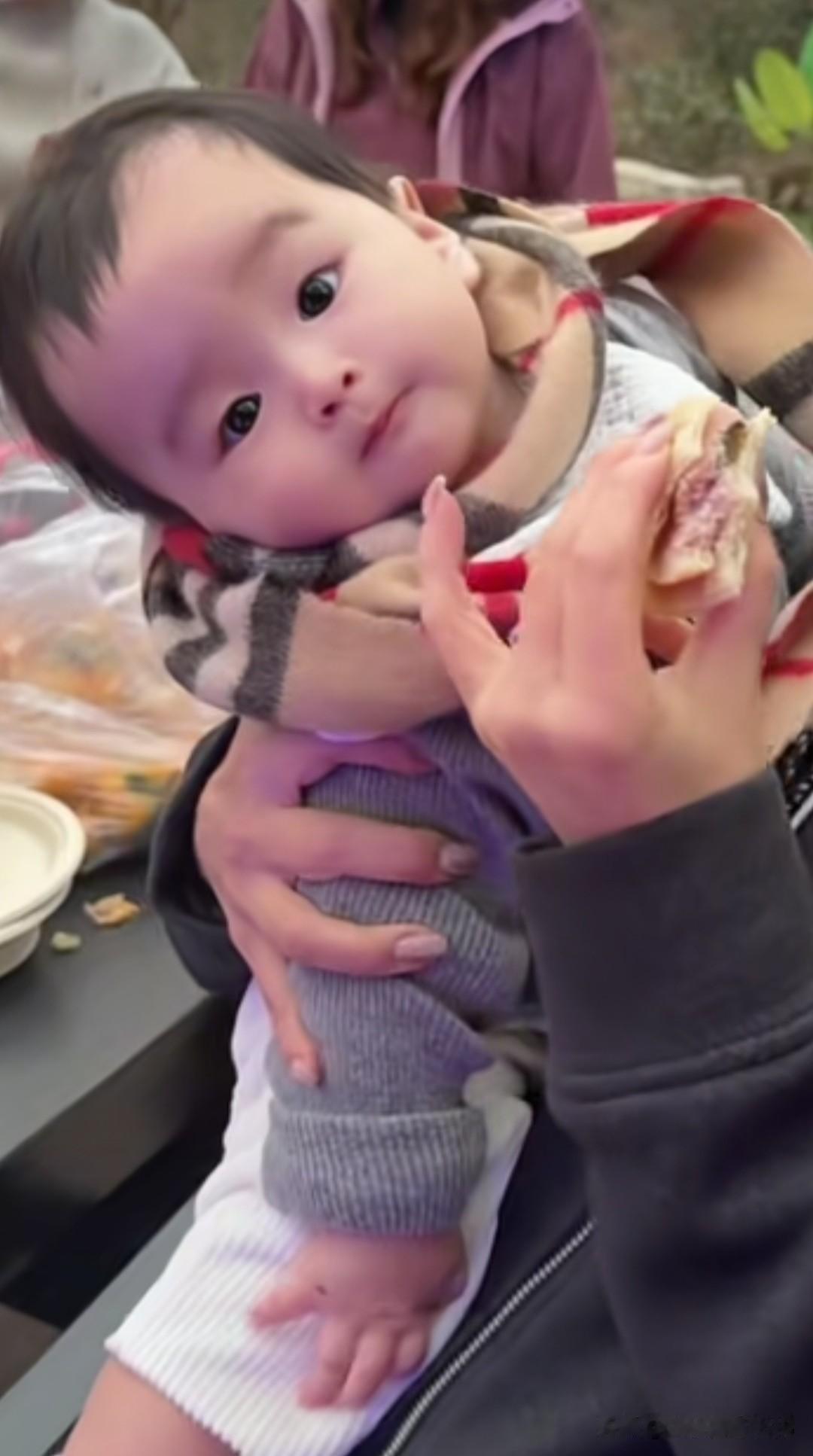 小汪宝看见大人吃东西，他就这么安安静静的看着，时不时还会抿抿小嘴，馋的直流口水，
