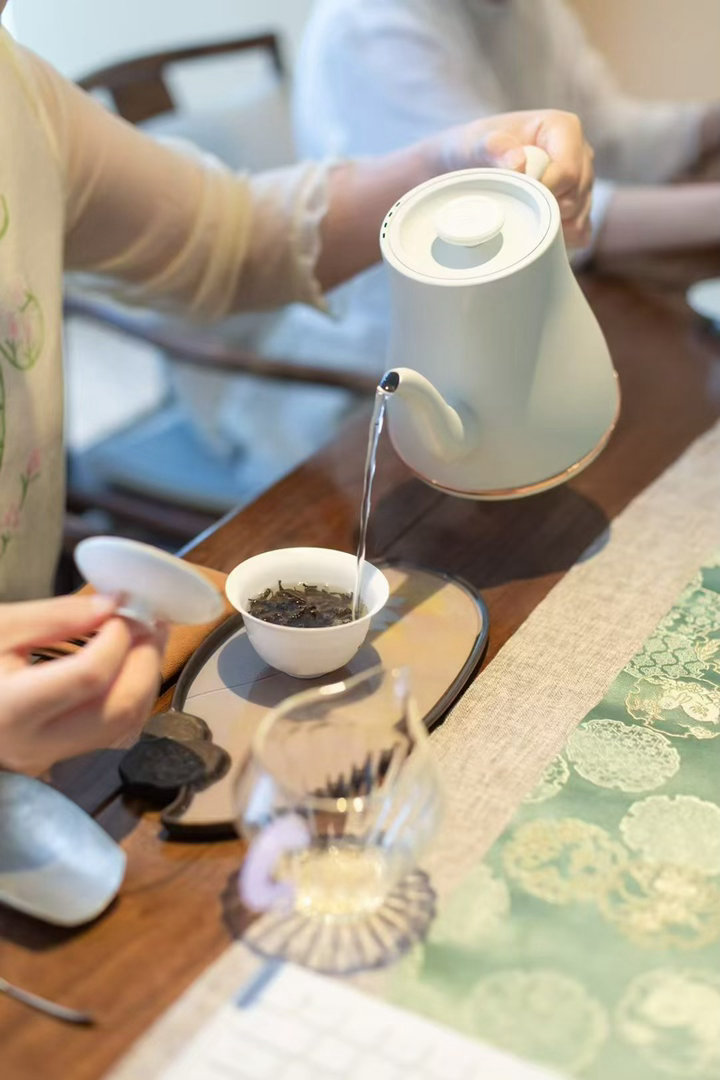 品茶赏器交友  慢下来，喝杯茶，茶香氤氲中生活自有答案。 