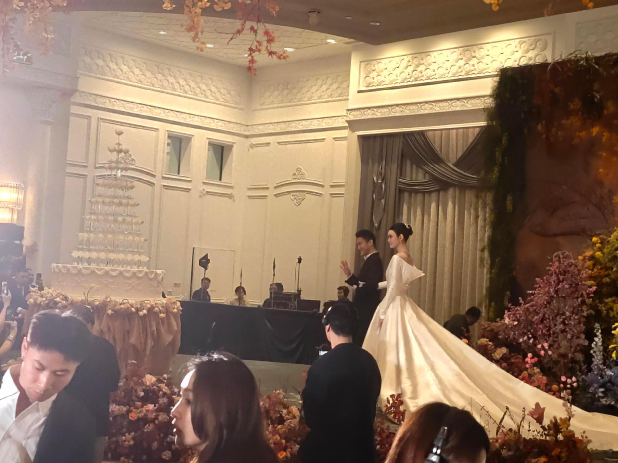奚梦瑶答谢宴穿同一件婚纱奚梦瑶答谢宴穿了法国婚礼同一件婚纱 留意到这场答谢宴的小