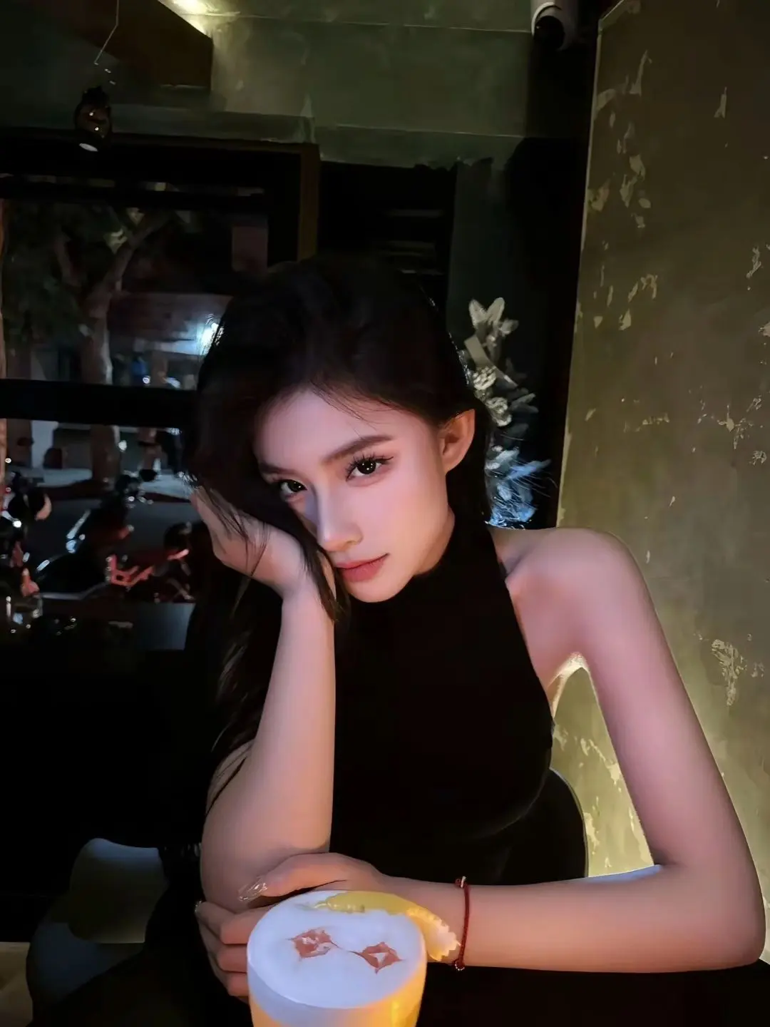 我再也不愿见你在深夜里买醉