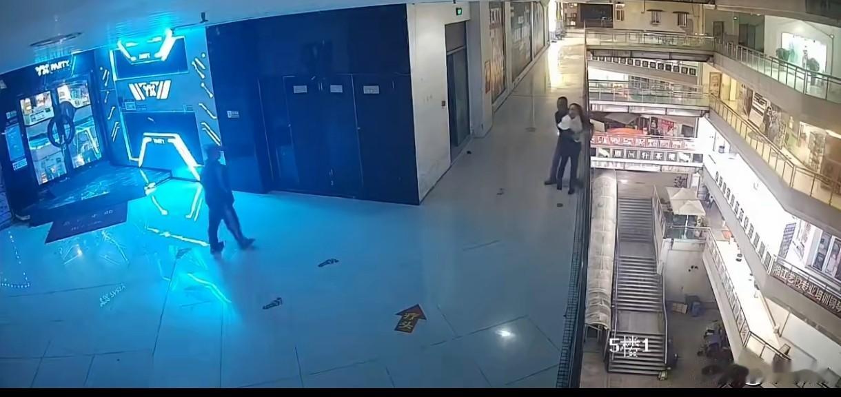 商场5楼生死营救！女子两度跳楼，黑衣大哥两次拽回太硬核
 
四川商场深夜惊现惊魂