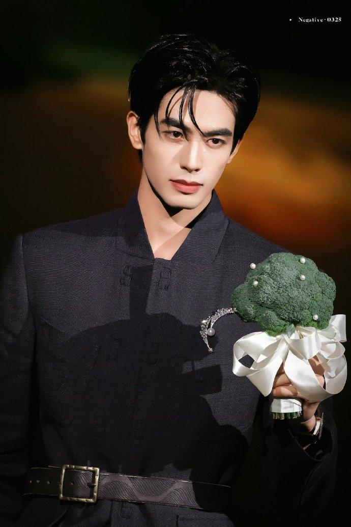 笑不活了！宋威龙手里的是黄子韬的捧花吗？
就算换成西兰花也挡不住这帅气，这颜值也