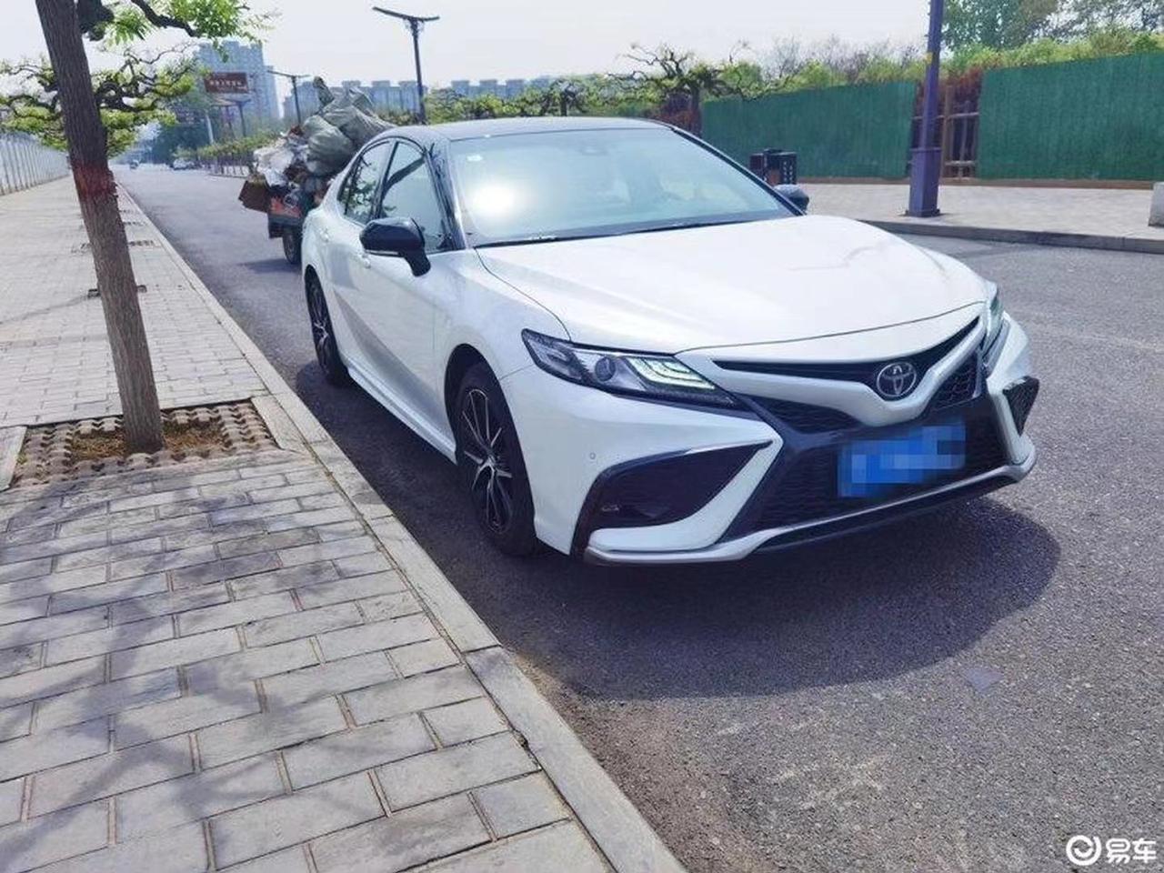 【车主：我感觉操控性特别的好，开着很舒服，方向盘又有那么一点点的厚重感】
凯美瑞