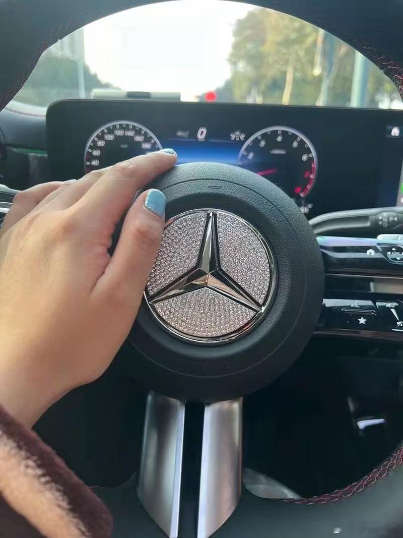 不要在车里放小玩偶了这就不得不说给方向盘镶钻的，一旦出事故，堪比阔刀地雷。所以说