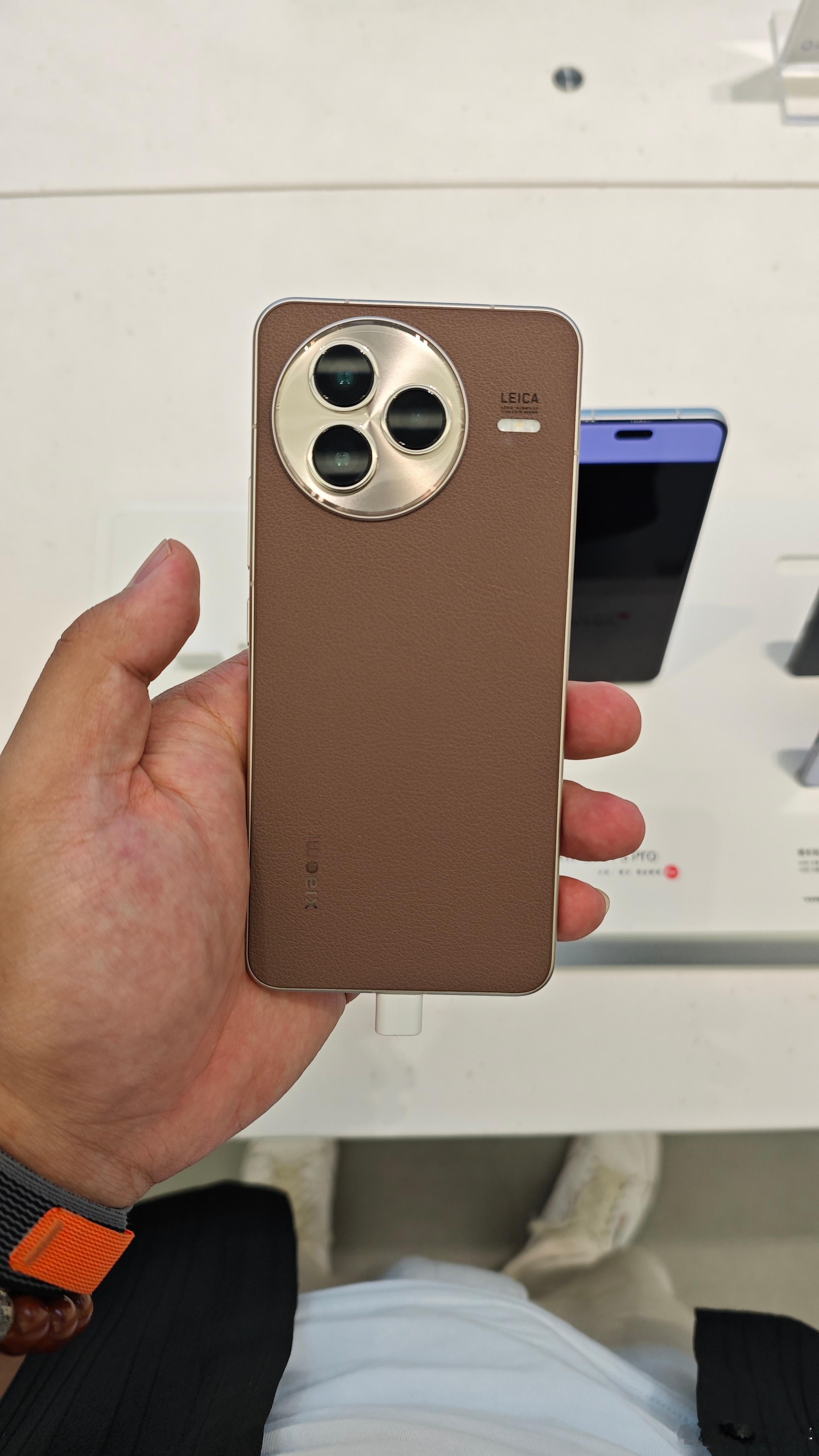 快速上手体验了下小米 Civi 5Pro 冰美式版闻了一下[馋嘴]是内种奶香咖啡