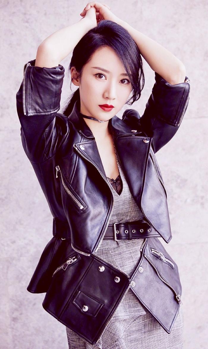 李念14岁女儿正脸李念14岁女儿正脸首曝光，身高快追上妈妈，身形高挑气质温婉，五