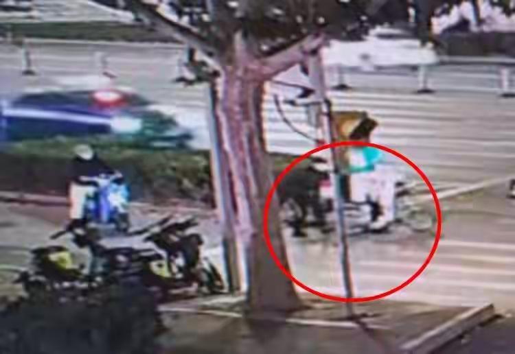 德州这伙贼太猖狂了，
万万没想到，大街上等个红绿灯的功夫，
手机就能被摸走！
