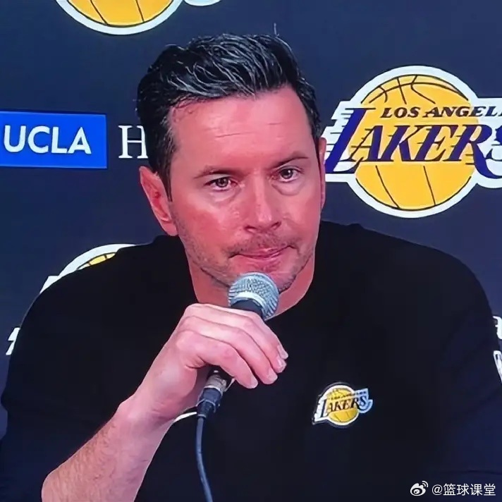 上半场就伤了？雷迪克谈东契奇：“东契奇上半场就扭伤了腿筋。”“我们进行了检查并做