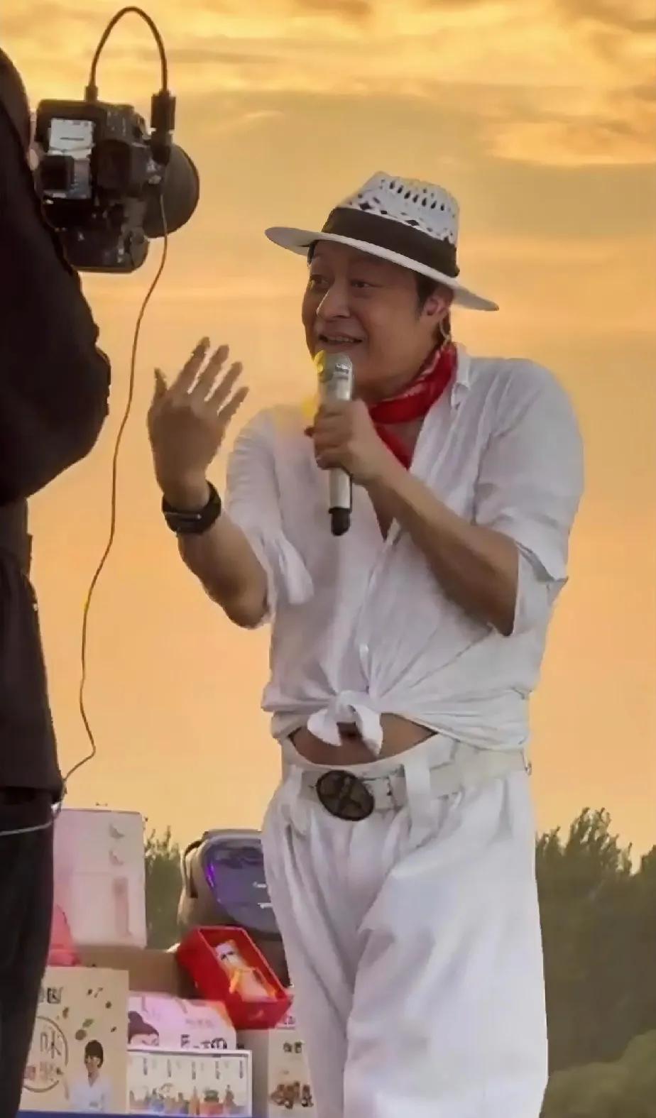 马老师，
你这小肚肚是几个意思？
为啥衣服还要扎个小蝴蝶？[震惊]
曾经文质彬彬