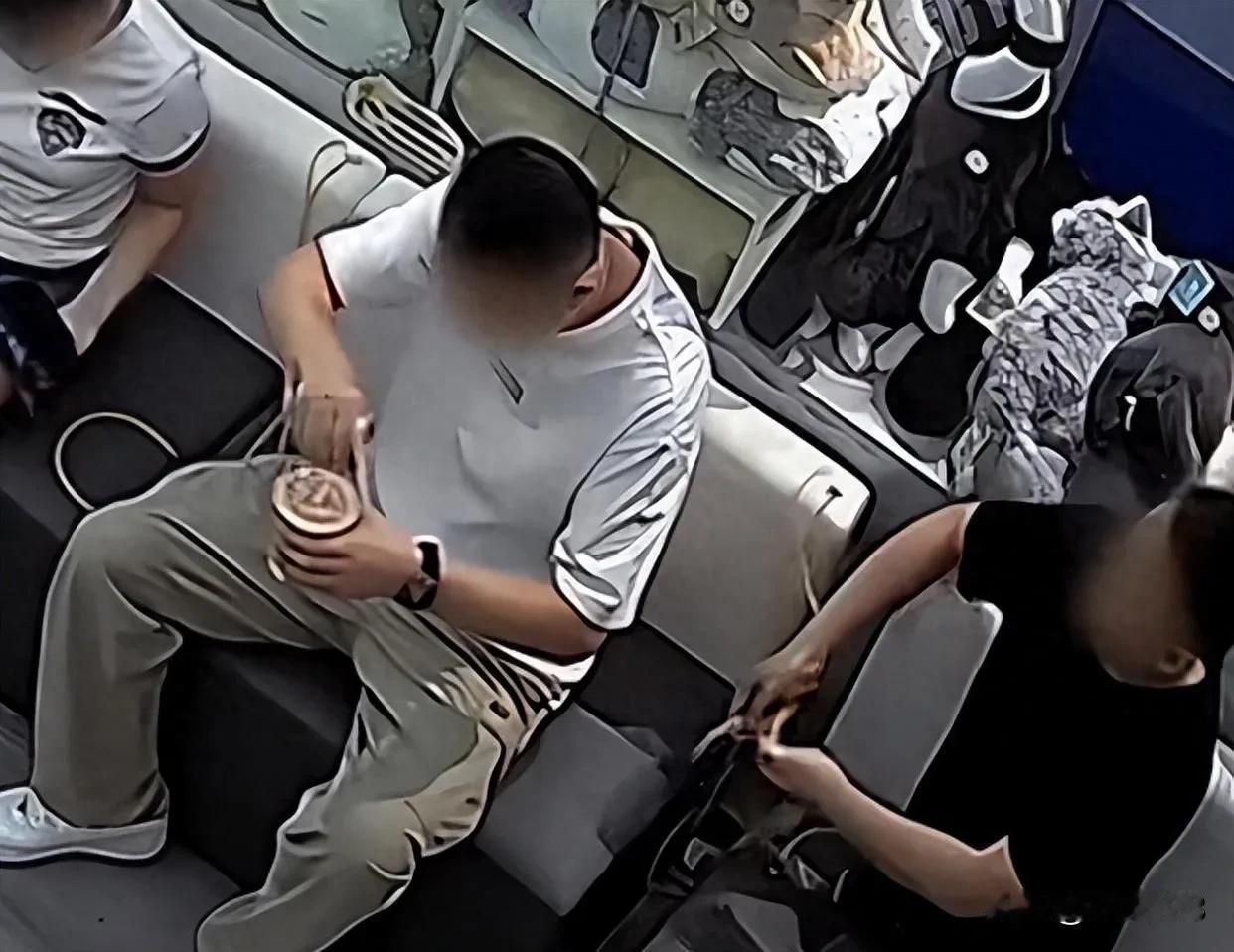 扯断充电线后续，男的说是老板踢凳子的时候吓到他了，他生气就把数据线拉扯坏了。
那
