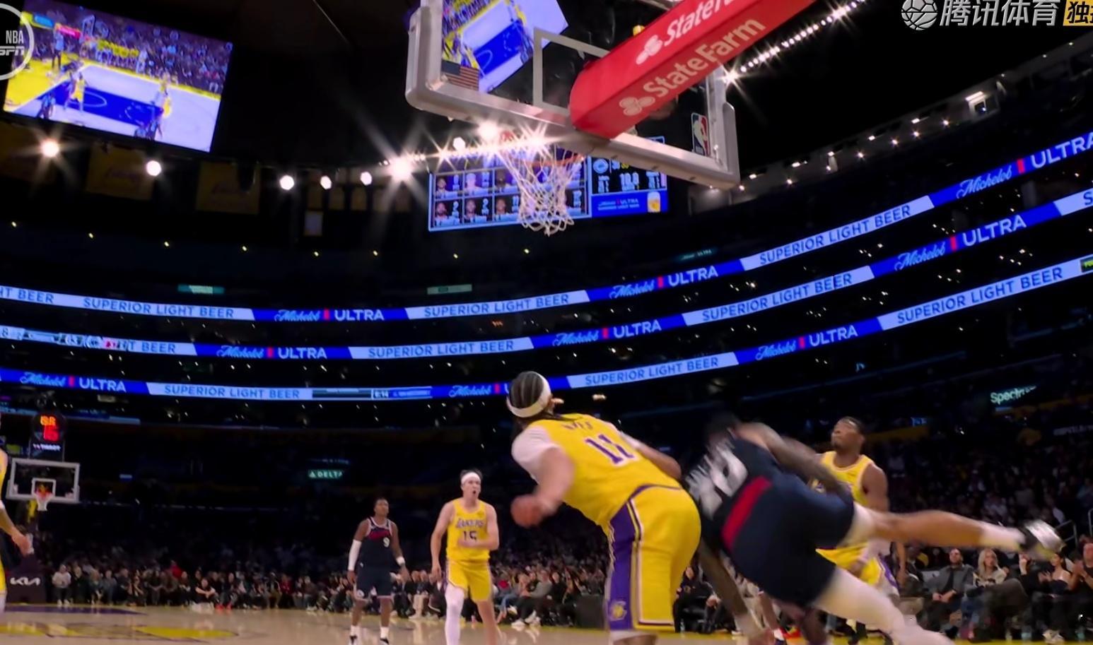 完全防不住，一直撅屁股，直接给科林斯撅起来了！ 