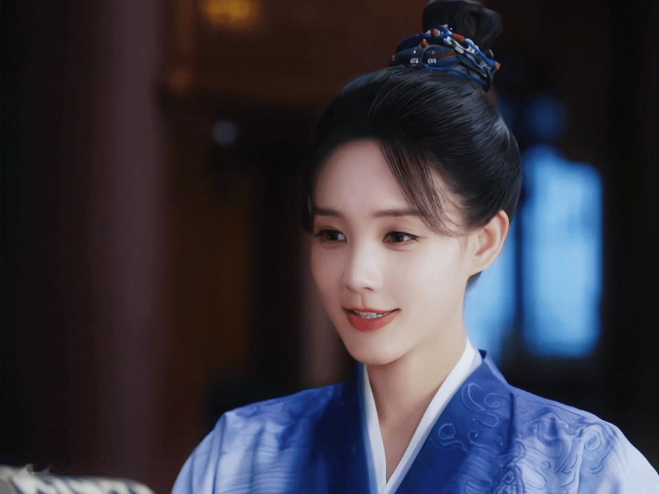 李一桐小脸比巴掌还要小~小脸抵在桌子上看两憨憨拼酒把我萌晕了，谁会不爱！！今天是