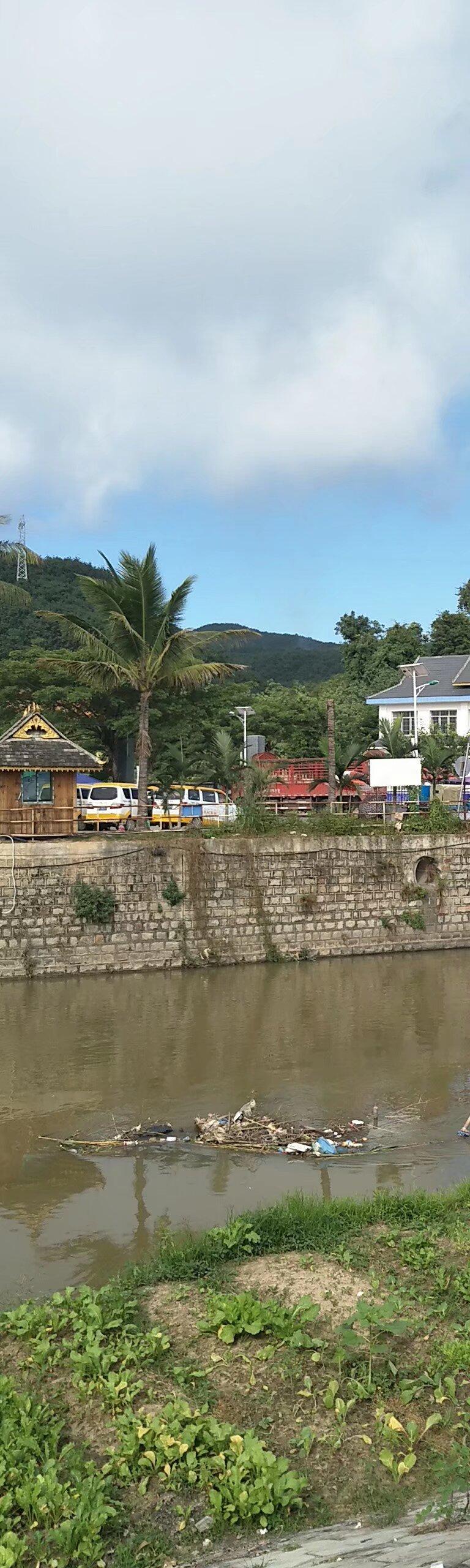 真心话茶局打洛口岸的小河边，热带的风带着跨境的烟火气。河水裹挟着杂物，岸边的建筑