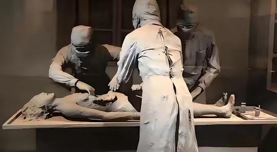 731部队暴行：一个中国女人四肢被绑在手术台上，川式吸入器扣在她的嘴上，她挣扎惊