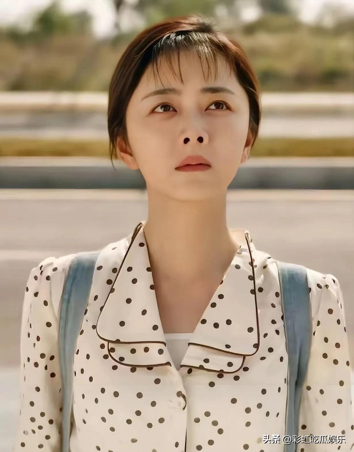 谭松韵娃娃脸也有短板，虽然35演15都不违和，但是她下巴短鼻子有点朝天鼻，某个角