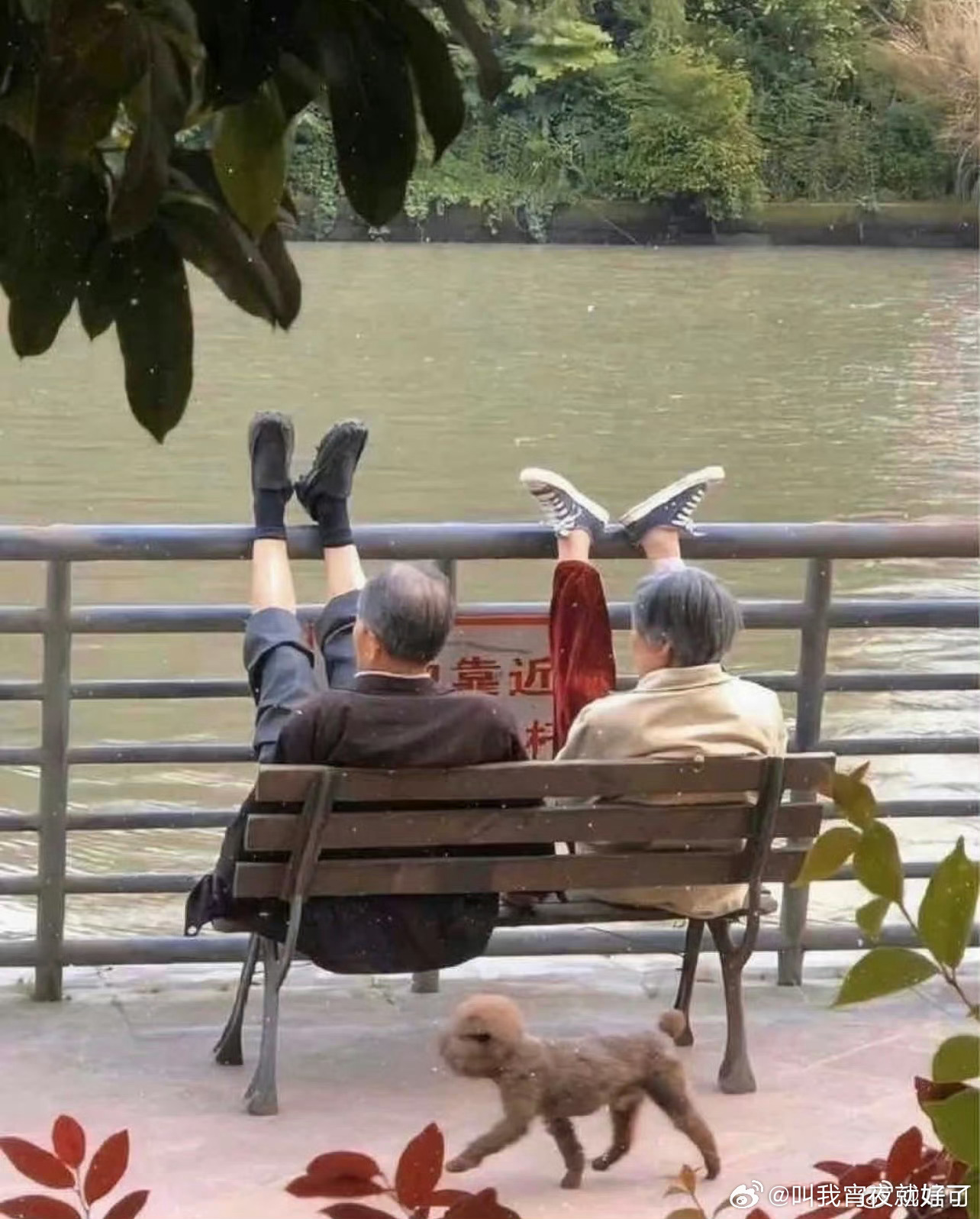 曝陈牧驰晚宴上带的手表为陈冰所赠网传陈牧驰在慈善晚宴佩戴的百达翡丽手表为妻子陈冰