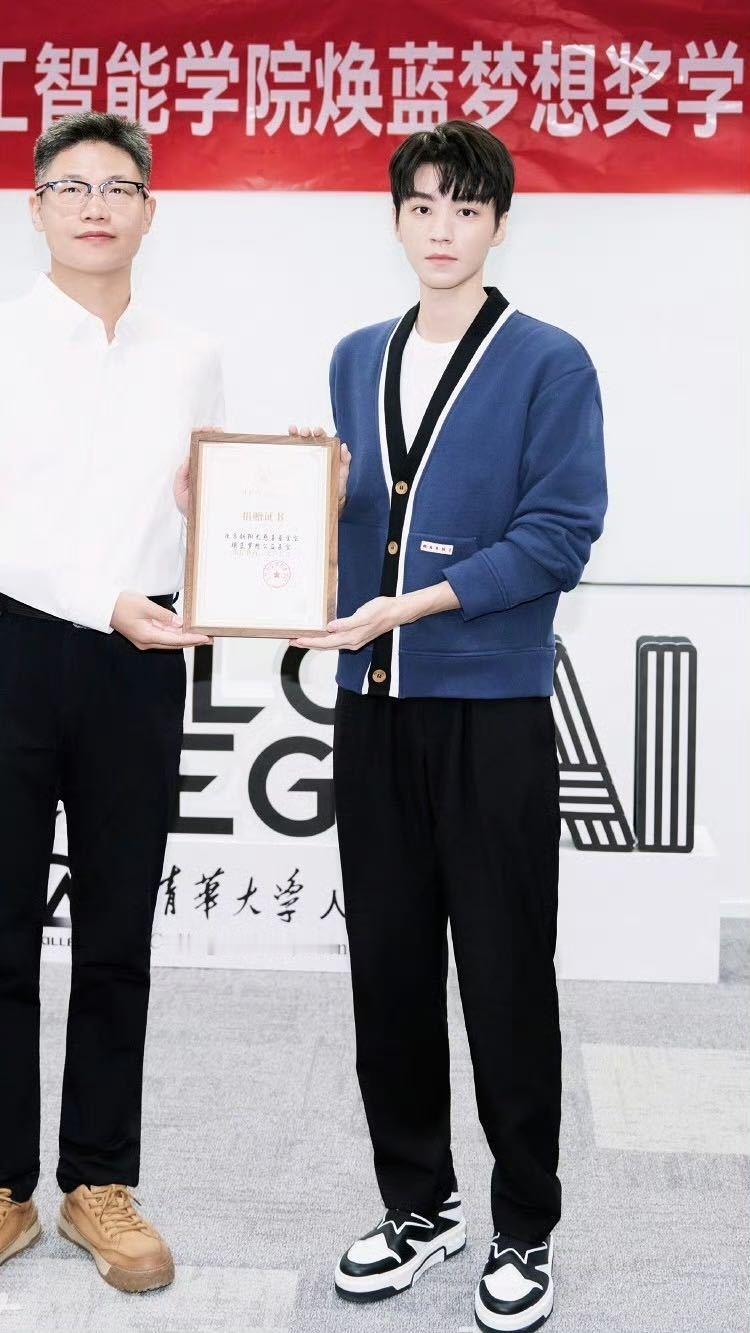 王俊凯驰援广西水灾 王俊凯又感动我了这次广西水灾王俊凯支援没有以个人名义，而是选