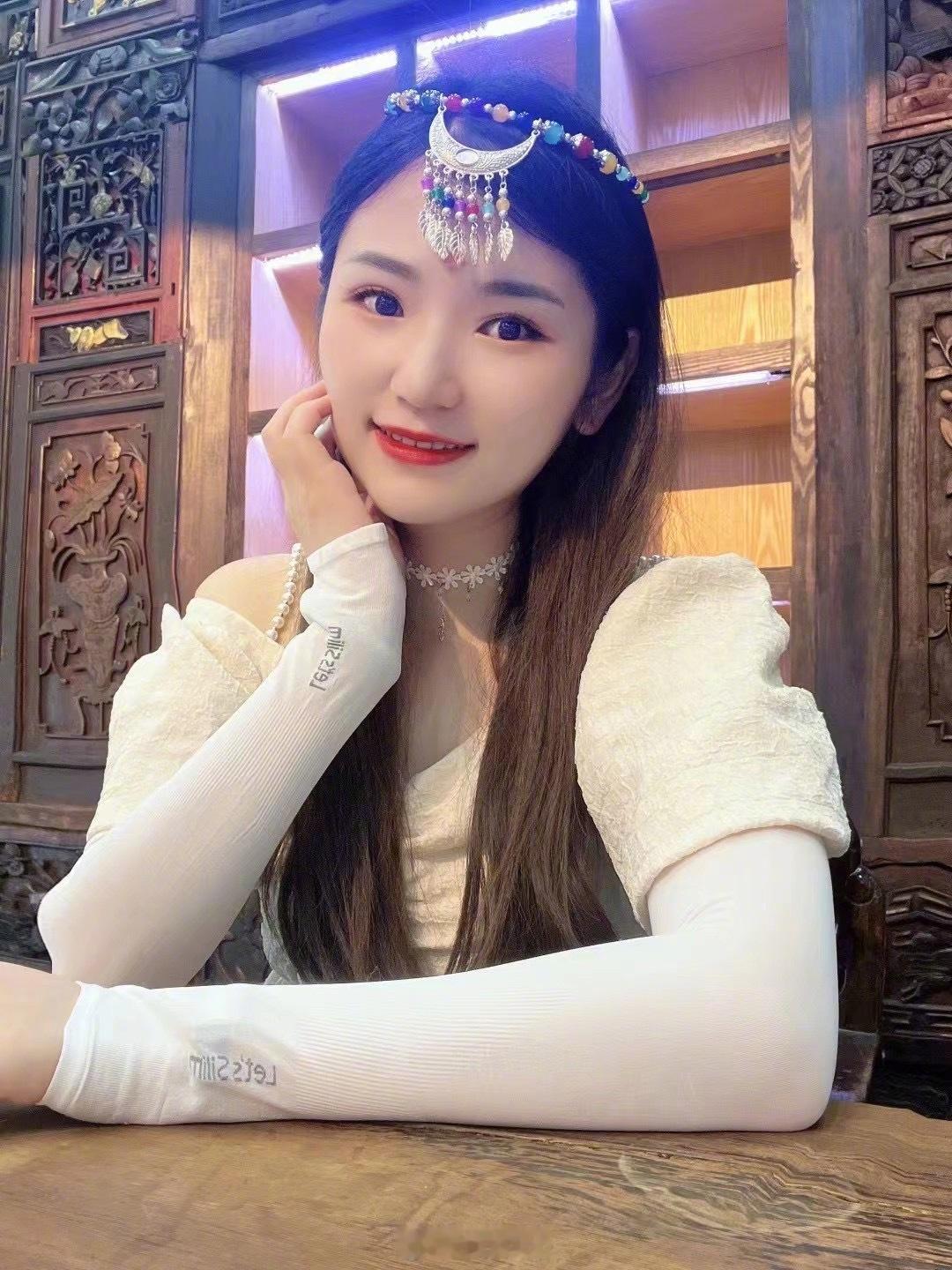 来福建这边得学会喝茶，不能像在东北一样天天喝酒。 同学带我来了一间茶室，美女老板