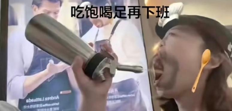 最近济南瑞幸店员穿着工服，在操作台拿商用奶油枪对着同事嘴喷奶油拍视频，热度一上来