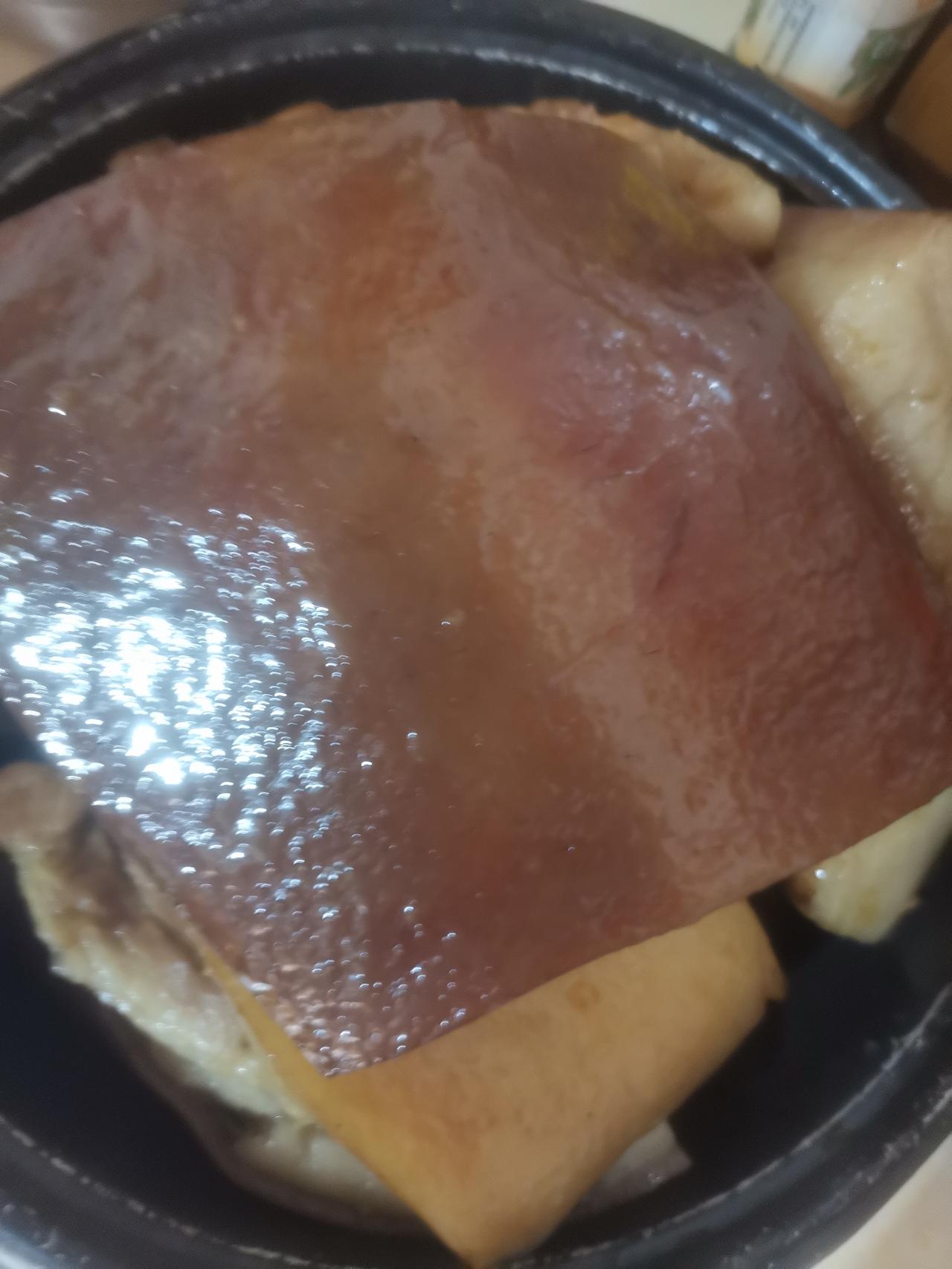 上午十点去我妈家。厨房里面飘来卤肉的香味。
只见我妈已将肉卤好，卤肉香味浓浓的。