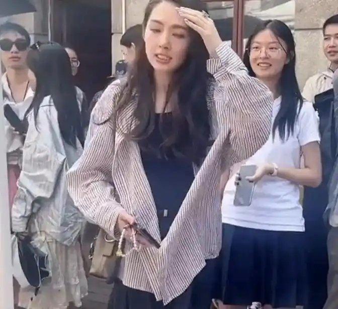 郭碧婷带爸爸国外旅游，啤酒肚好明显哦！网友：羡慕郭碧婷，嫁入豪门不用带娃，还有时