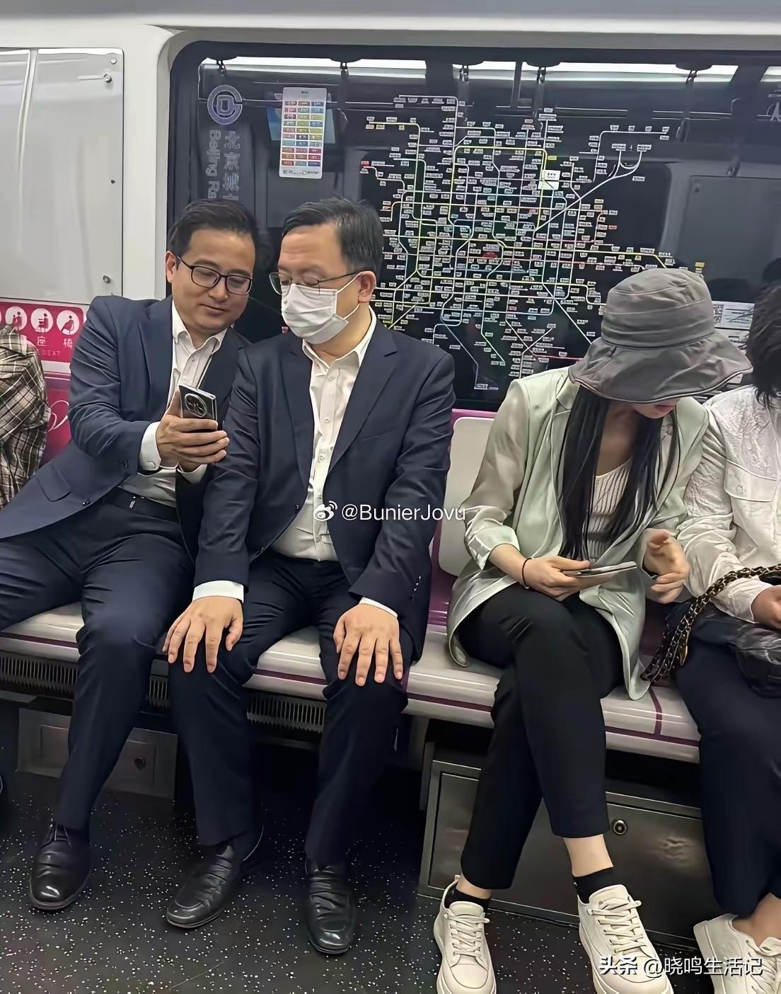 两个男人，谁像领导呢？
