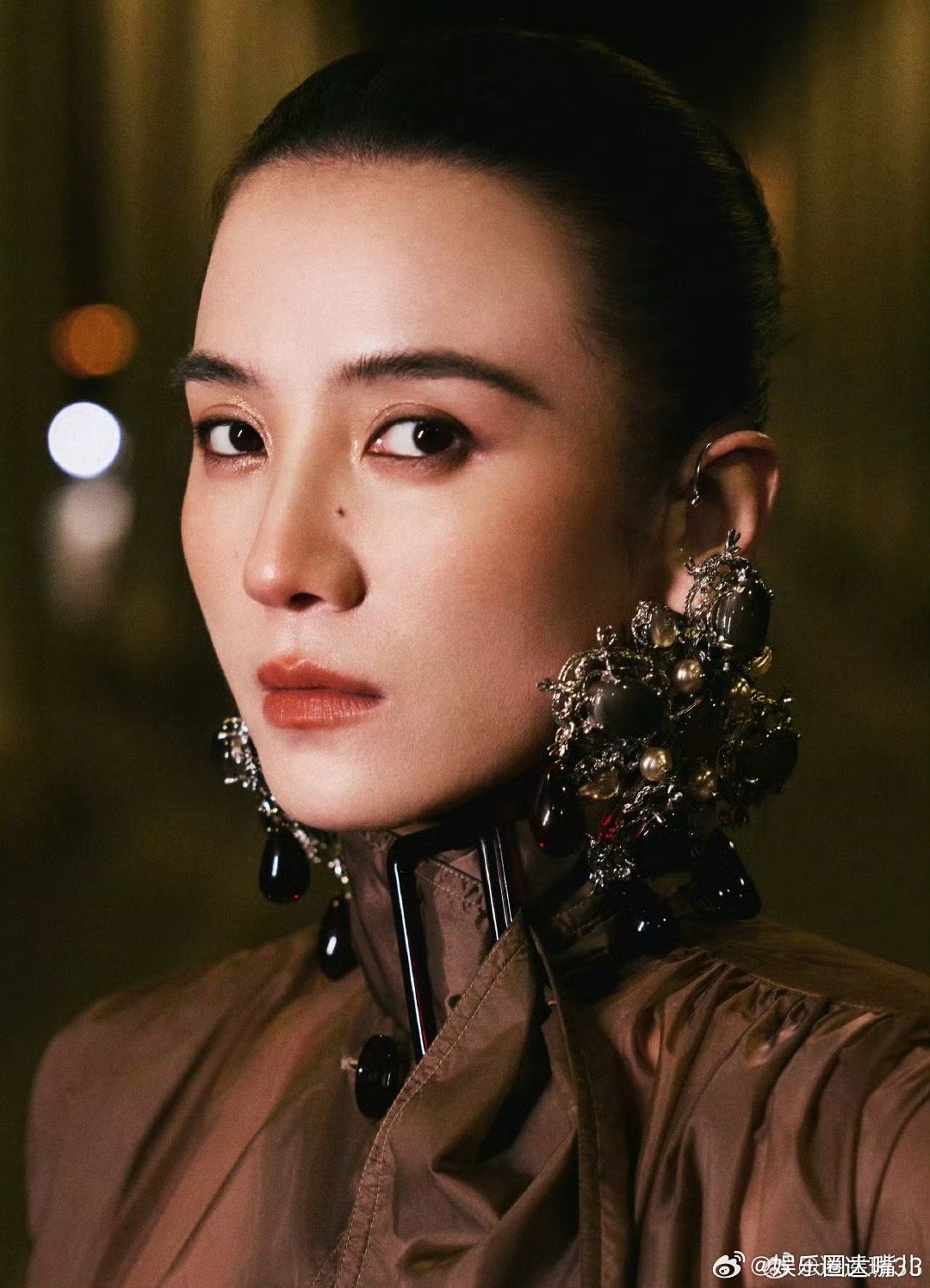 宋佳超大耳环金属雕花大耳环在她耳边晃，晃来晃去最后还是晃不过她的脸。宋佳这种驾驭