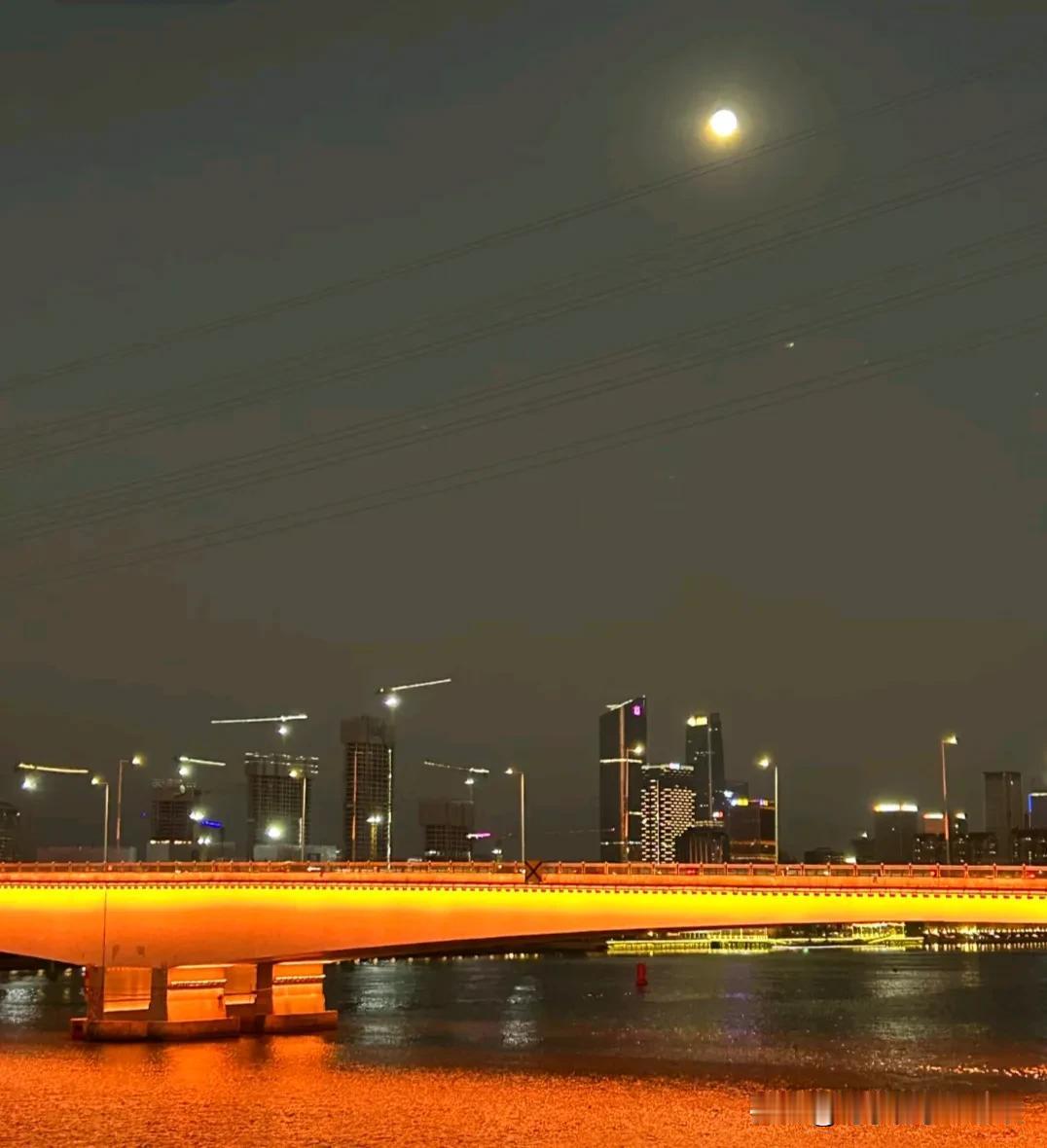 昨晚玩得太嗨，一直到今早才拖着疲惫的身躯回家。玩的时候那叫一个畅快淋漓，完全忘了