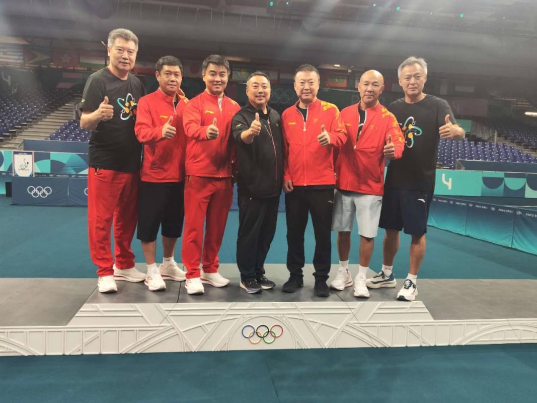 乒坛7位功勋卓著的教练同框：

我认出了高大修伟的李隼，两鬓染霜的秦志戬，穿着白