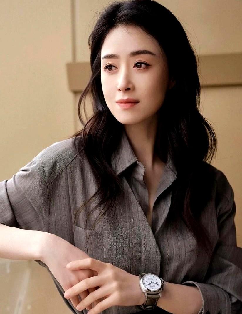 “空降”两个字，在暑期档基本等于——古偶甜宠把热搜买得滴水不漏，观众早被CP路透