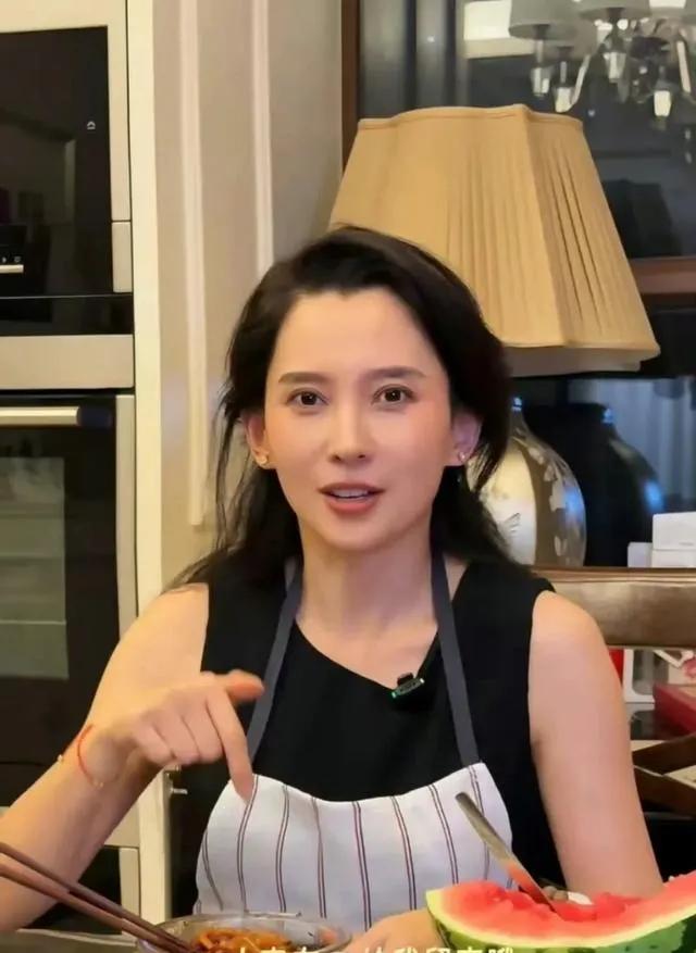 标题：
森系女神日常曝光！汪峰甜蜜宠爱，豪华别墅里的贤惠生活

自从两人在一起后